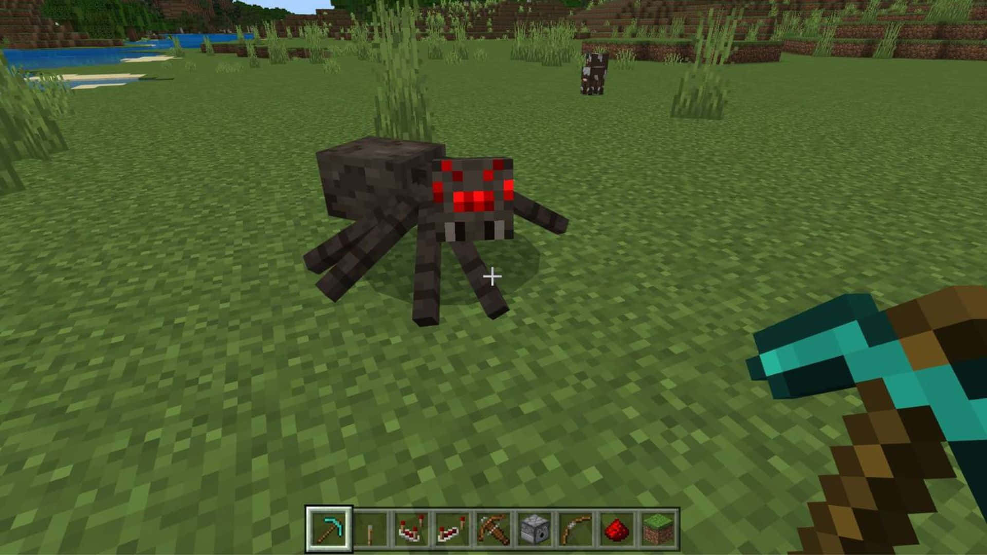 Minecraft Spider 桌布 壁紙 — 一隻像素化的黑色蜘蛛，有著發光的紅色眼睛，站在Minecraft世界的草地上，手中拿著鑽石劍。