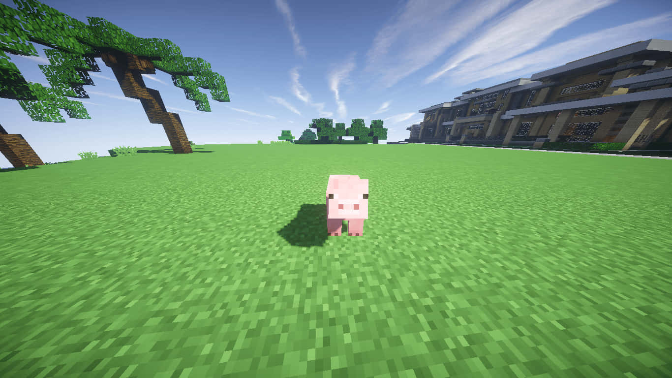 Minecraft Pig 桌布 壁紙 — 一隻像素化粉紅色豬站在充滿活力的綠色草地上，背景是晴朗的藍天，遠處有方塊狀的樹木和建築物。