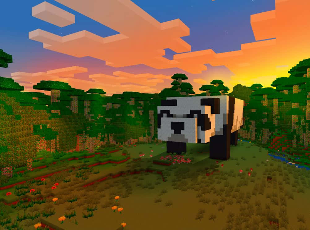 Minecraft Pixel Art 桌布 壁紙 — 一隻像素熊貓站在夕陽下的方塊森林中，天空呈現鮮豔的橙色和藍色。