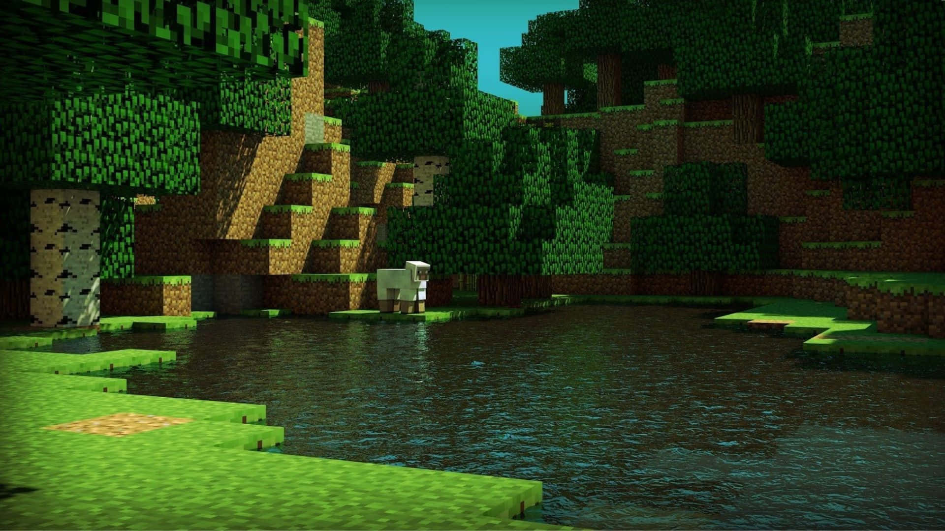 Minecraft Sheep 桌布 壁紙 — 一隻像素羊站在平靜的河邊，身處一個由綠色樹木和棕色泥土組成的方塊森林中，天空晴朗。