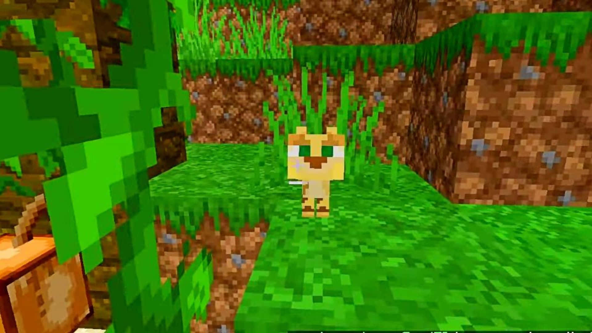 Minecraft Ocelot 桌布 壁紙 — 一隻像素貓站在茂密的綠色Minecraft森林中，周圍是方塊狀的樹木和草地。