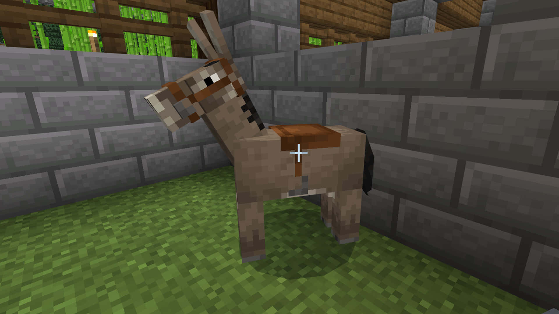 Minecraft Horses 桌布 壁紙 — 一隻像素驢子站在石牆圍欄內，背景有綠草和竹窗。
