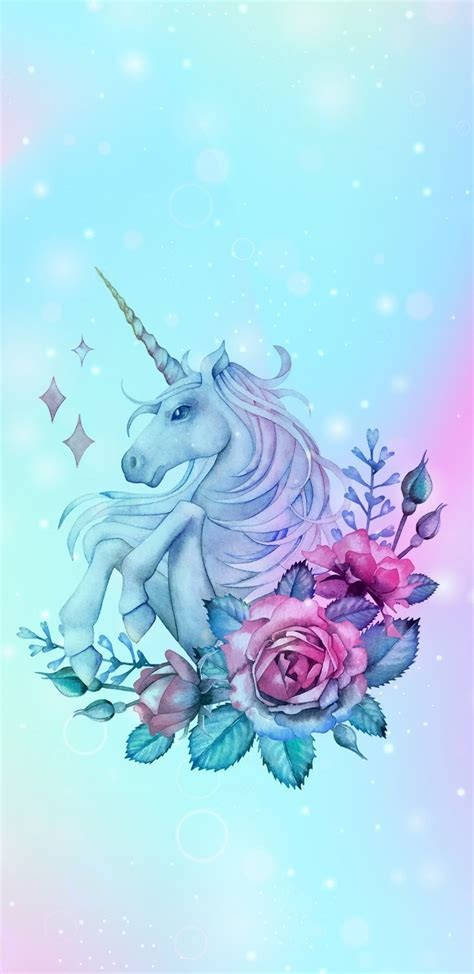 獨角獸 桌布 壁紙 — 一隻優雅的白獨角獸，金色角，在柔和粉彩漸變天空與漂浮閃爍中，依偎在鮮豔粉紅玫瑰旁。