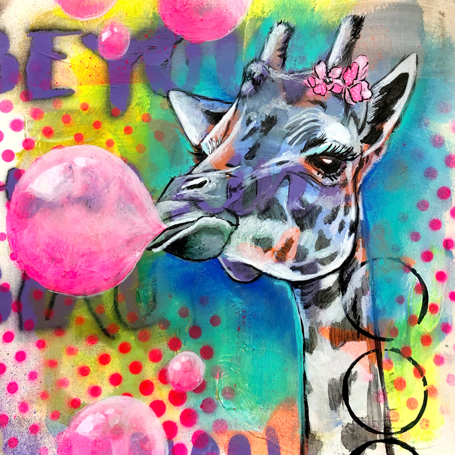 動物 桌布 壁紙 — 一隻充滿奇思妙想的彩繪長頸鹿，在充滿活力的圓點背景和塗鴉字母前吹著粉紅色泡泡糖。