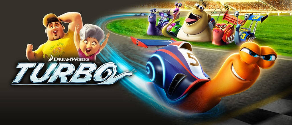 Turbo 桌布 壁紙 — 一隻充滿活力的動畫蝸牛在賽道上與歡呼的卡通角色一起比賽，呈現於色彩繽紛的電影海報中。