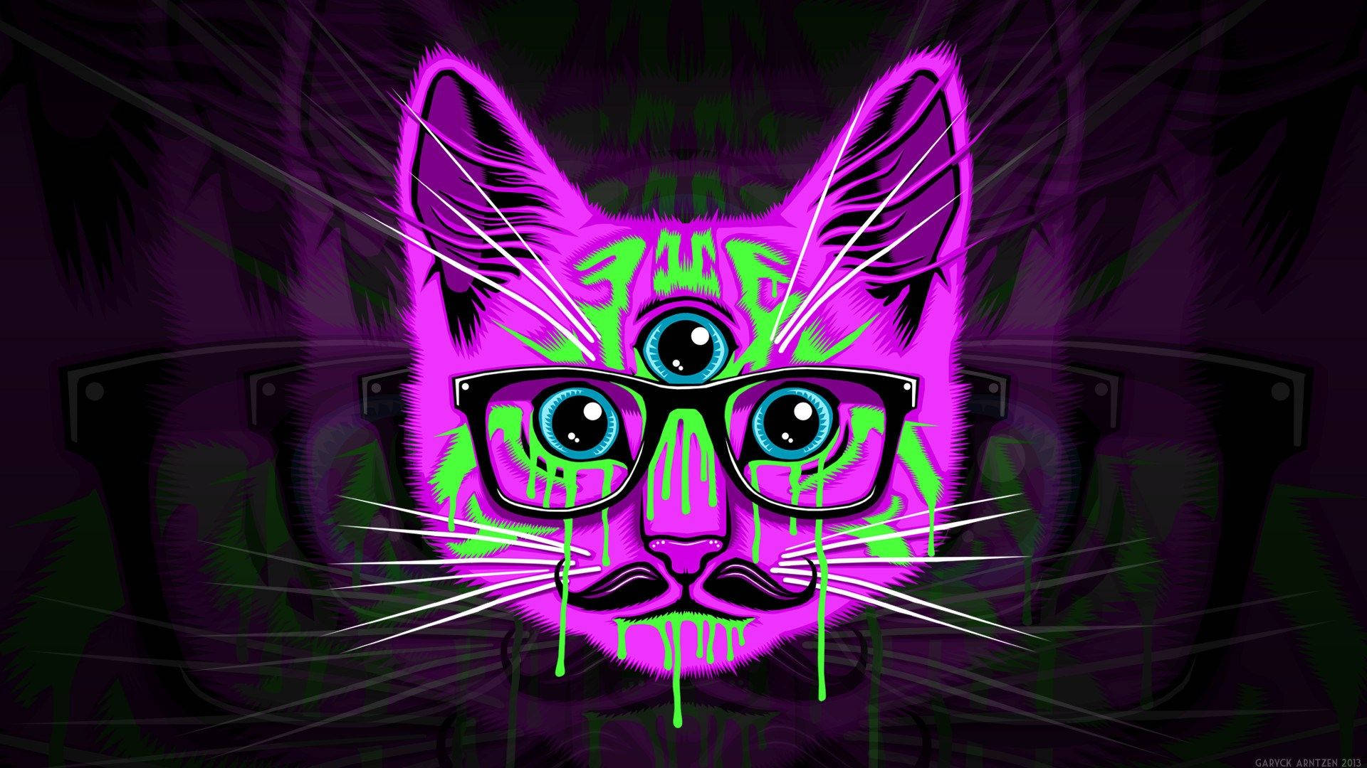 illuminati 桌布 壁紙 — 一隻充滿活力的紫色貓咪，擁有發光的綠色眼睛和滴落的顏料，戴著黑色眼鏡，背景是黑暗的叢林。