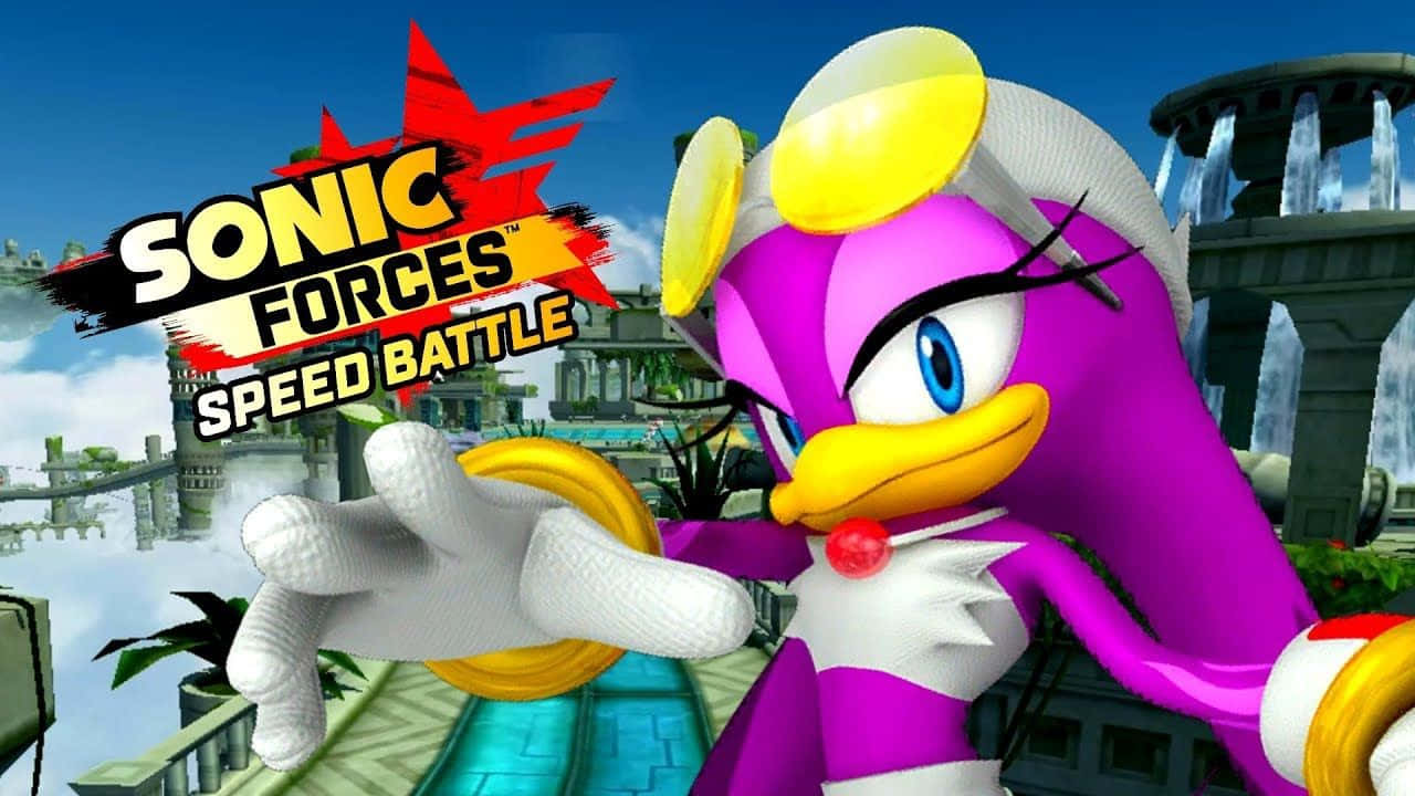 Sonic Forces Speed Battle 桌布 壁紙 — 一隻充滿活力的紫色鳥類角色穿著賽車裝備，在未來城市背景下向前指著，並帶有Sonic Forces Speed Battle標誌。