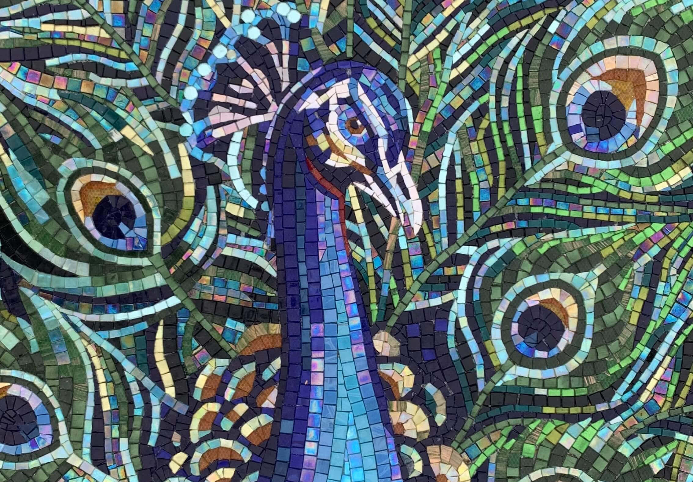 Mosaic 桌布 壁紙 — 一隻充滿活力的馬賽克孔雀，帶有虹彩藍色和綠色瓷磚，以複雜的細節展示其眼形尾羽。