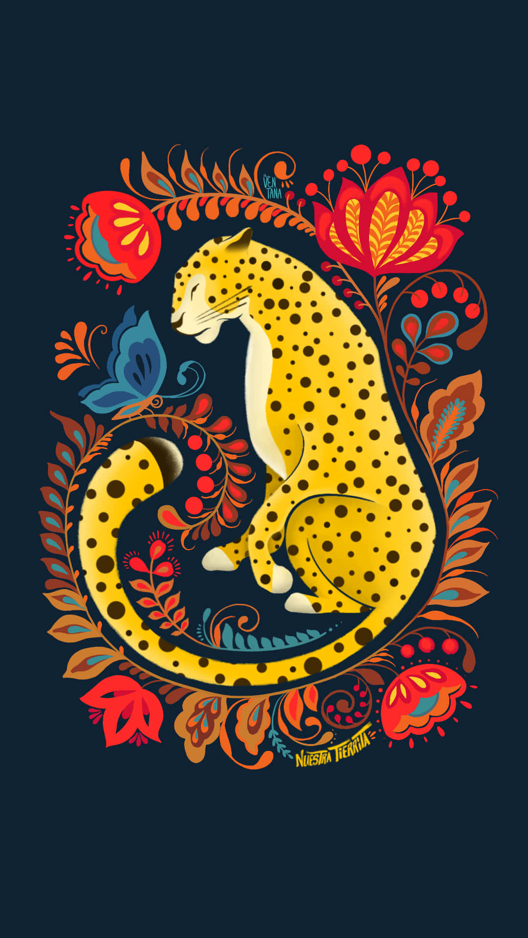 Jaguar 桌布 壁紙 — 一隻充滿活力的黃色豹子帶有黑色斑點，優雅地坐在深藍色背景上旋轉的紅橙色和藍色花卉圖案中。
