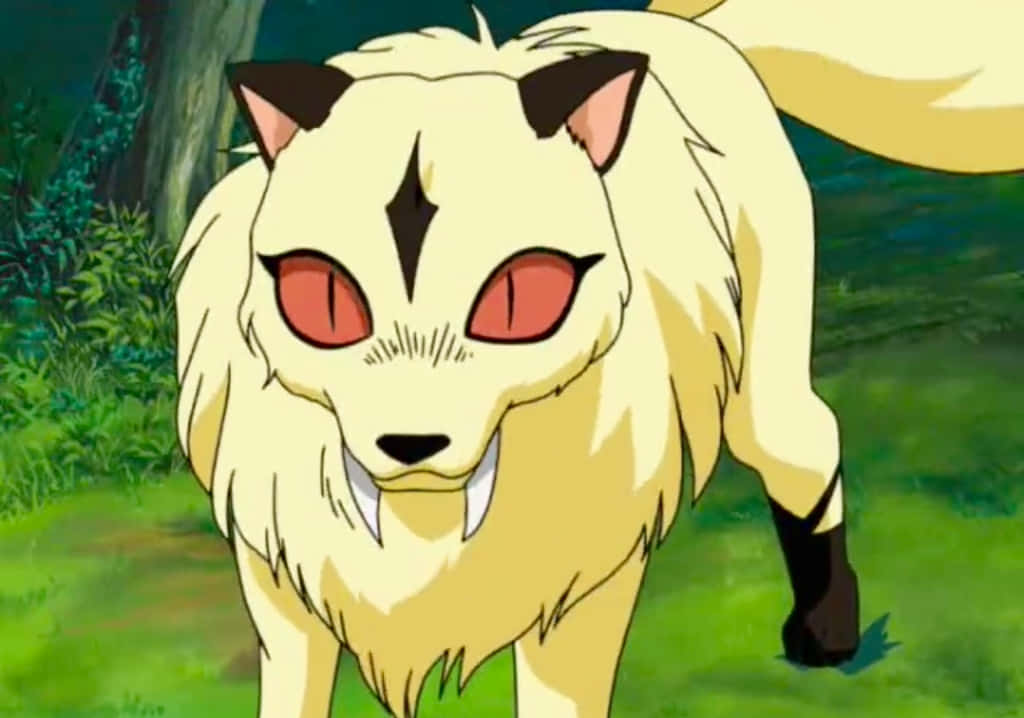 Inuyasha Nekomata 桌布 壁紙 — 一隻兇猛的九尾狐，擁有發光的紅眼睛和奶油色的毛髮，警覺地站在茂密的綠色森林中。