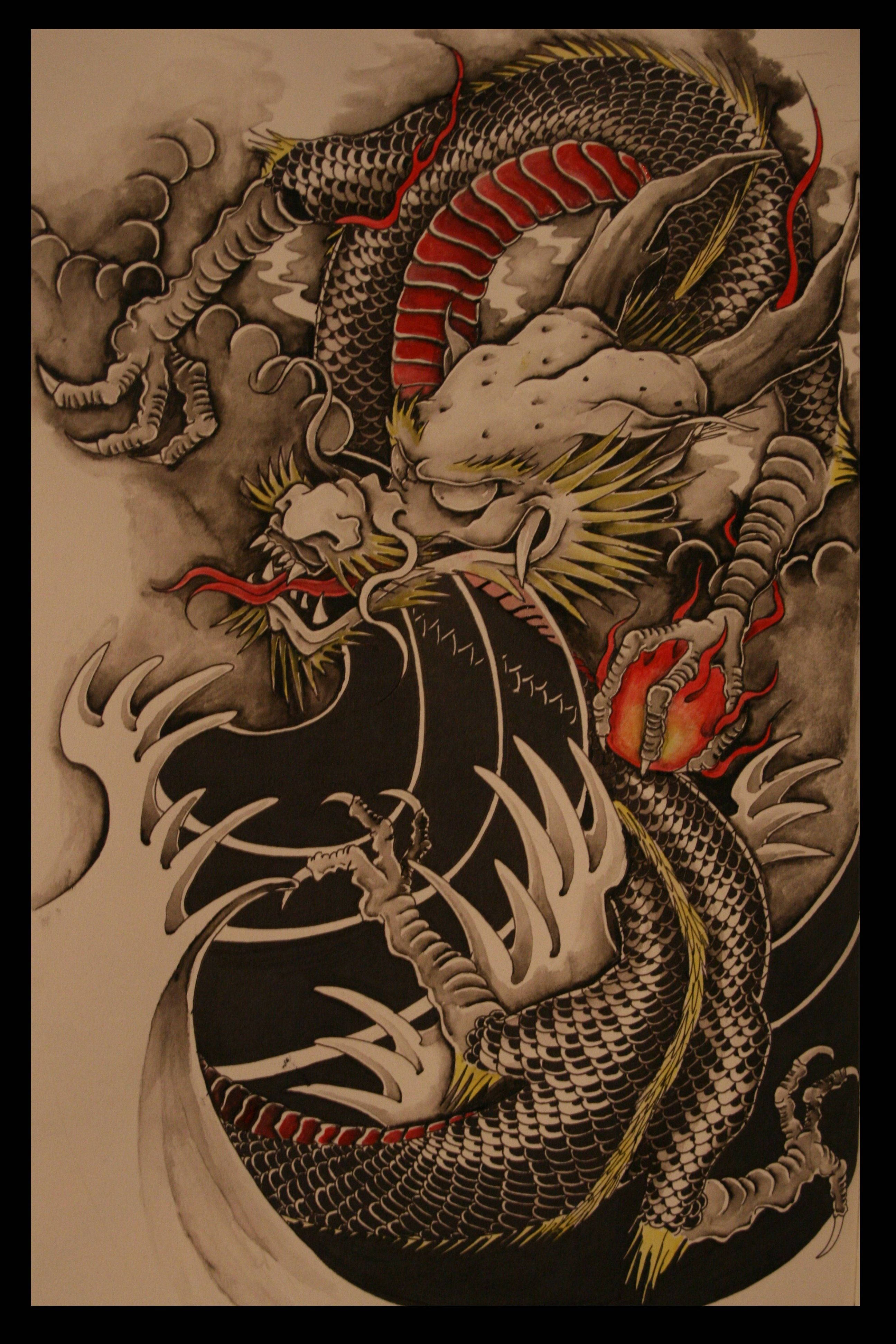 Japanese Dragon Tattoo 桌布 壁紙 — 一隻兇猛的傳統日本龍，帶有紅色點綴，在黑暗背景中盤繞於旋轉的煙霧中。