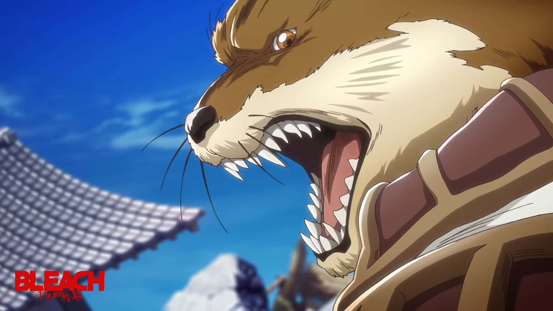 Sajin Komamura 桌布 壁紙 — 一隻兇猛的動漫狐狸露出牙齒，在明亮的藍天下咆哮，背景有傳統屋頂和雪山峰。