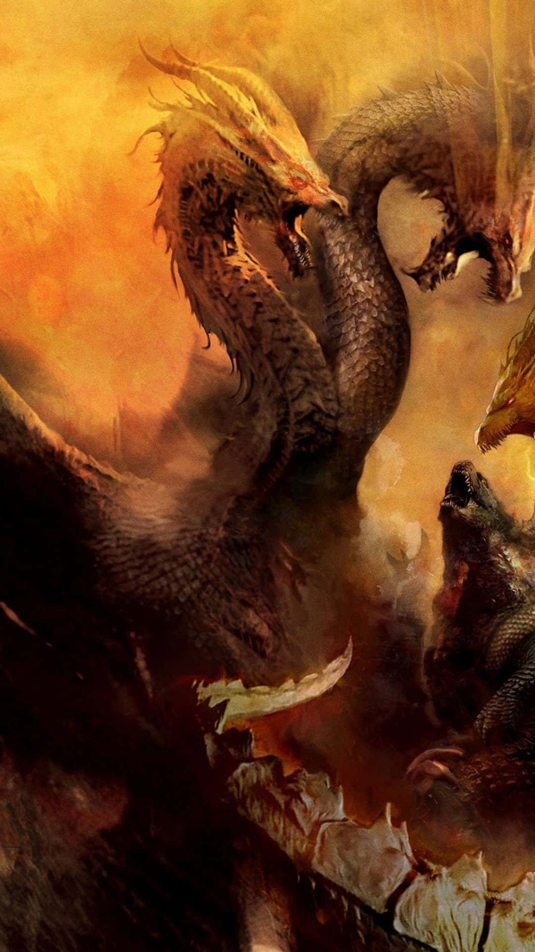 King Ghidorah 桌布 壁紙 — 一隻兇猛的多頭龍，眼睛發光，牙齒鋒利，在旋轉的橙色火焰和煙霧中咆哮。