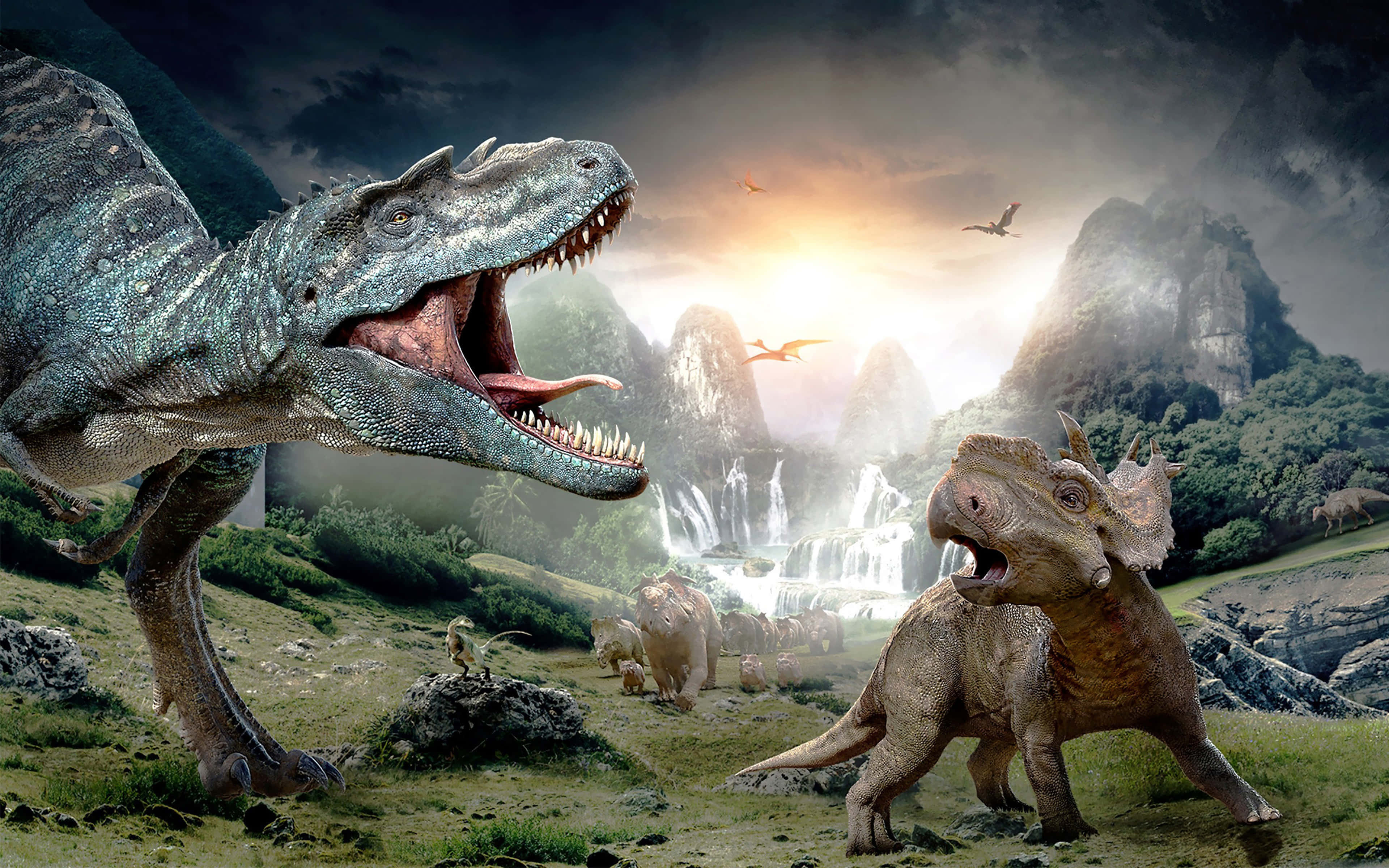 Realistic Dinosaur 桌布 壁紙 — 一隻兇猛的暴龍向三角龍咆哮，在霧氣瀰漫的史前山谷中，有瀑布和飛行的爬行動物，背景是戲劇性的日落。