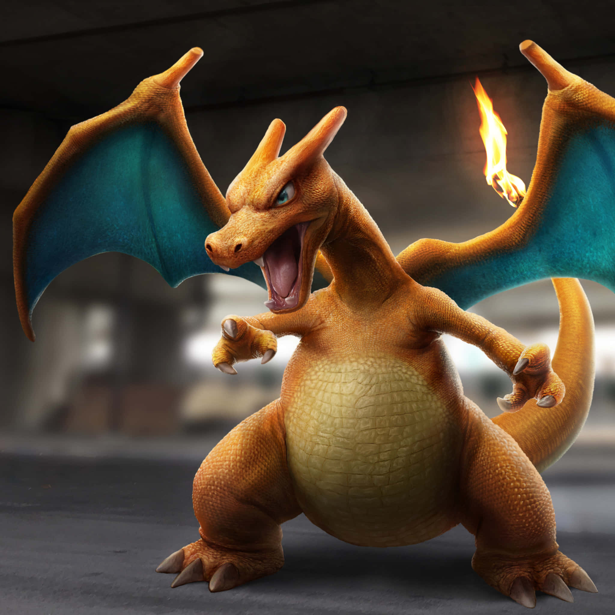 Pokemon Charizard 桌布 壁紙 — 一隻兇猛的橙色龍，長著藍色翅膀，在粗糙的工業環境中咆哮，尾巴噴出火焰。