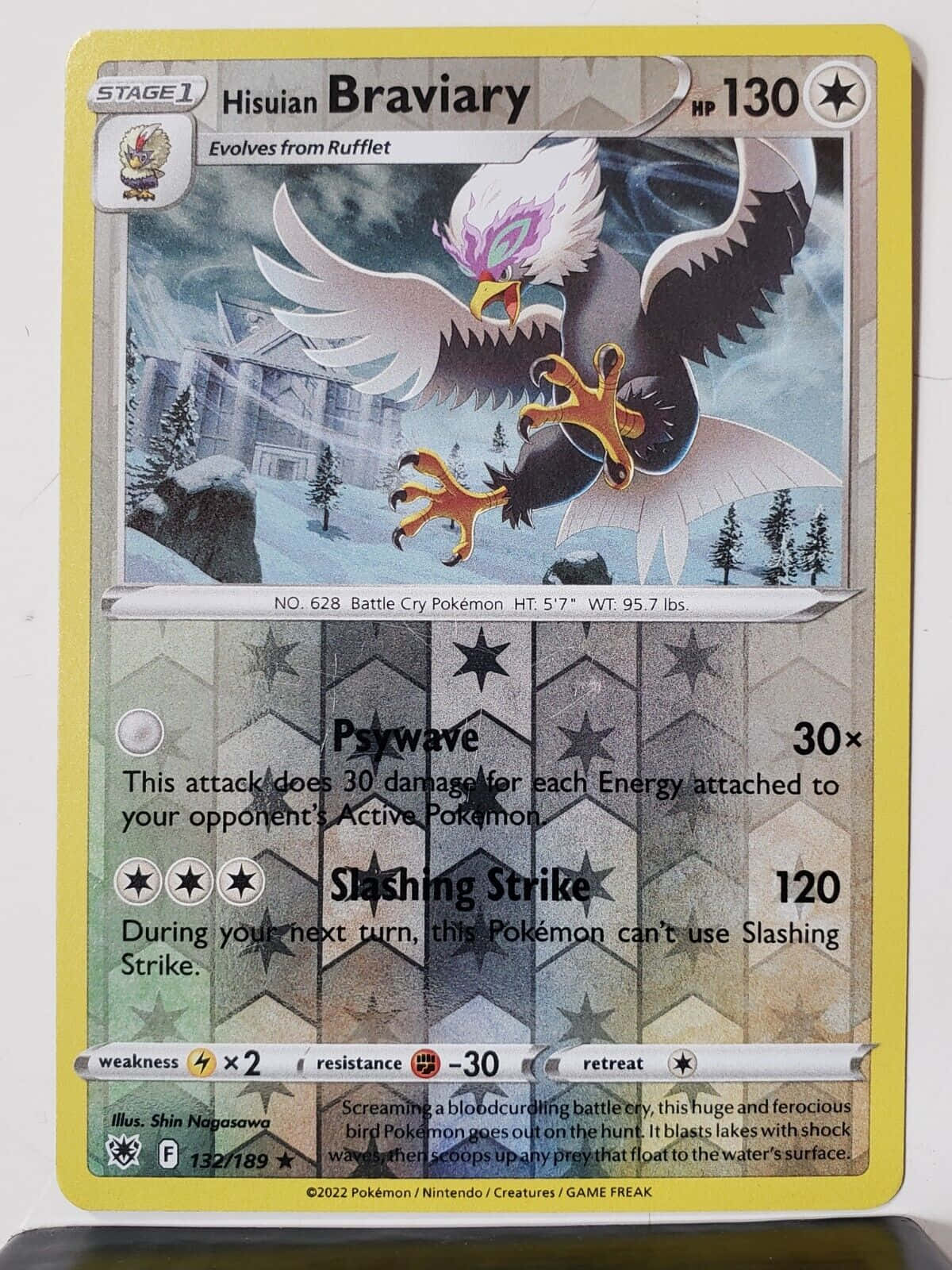 Braviary 桌布 壁紙 — 一隻兇猛的洗翠勇士雄鷹在雪山上翱翔，背景有松樹和石建築。