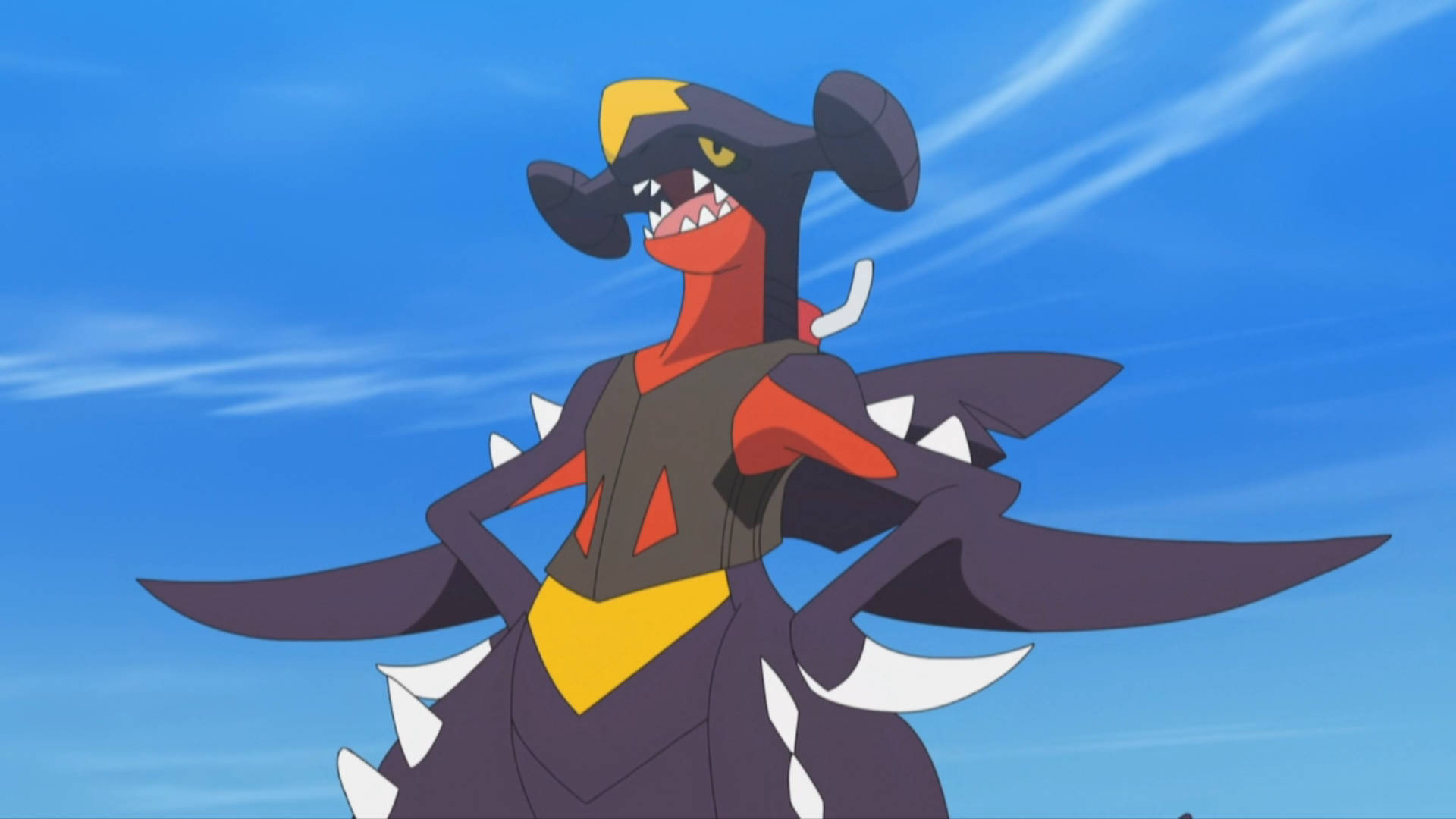 Garchomp 桌布 壁紙 — 一隻兇猛的深紫色和紅色動畫寶可夢，有尖牙和角，自信地站在明亮的藍天前。