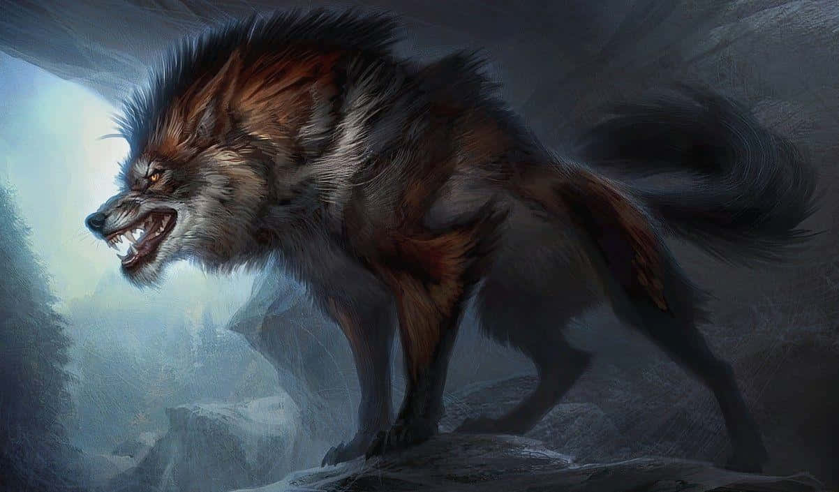 Dire Wolf 桌布 壁紙 — 一隻兇猛的狼人，眼睛發光，露出牙齒，站在多岩石的地形上，處於迷霧籠罩、陰暗的森林空地中。