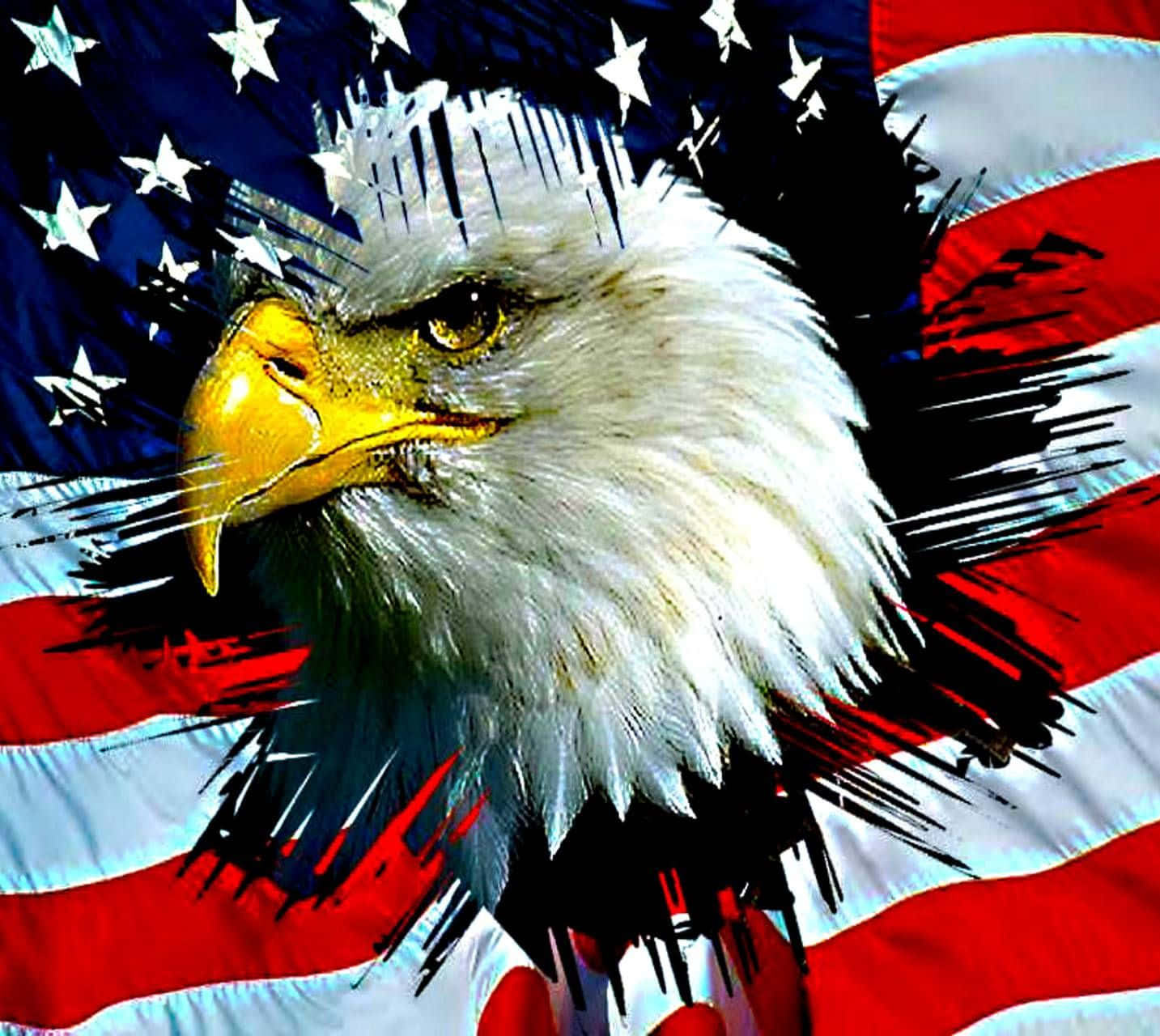 American Eagle 桌布 壁紙 — 一隻兇猛的白頭鷹，有著鋒利的黃色喙，在帶有動態黑色筆觸的美國國旗背景下向前凝視。