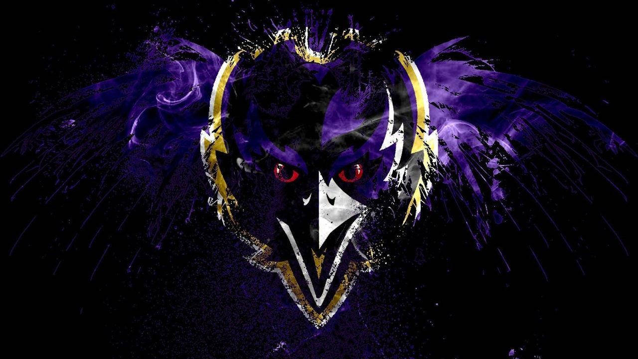 Ravens 桌布 壁紙 — 一隻兇猛的紫色烏鴉，帶有發光的紅眼睛和金色點綴，從黑色背景上的黑煙中爆發出來。