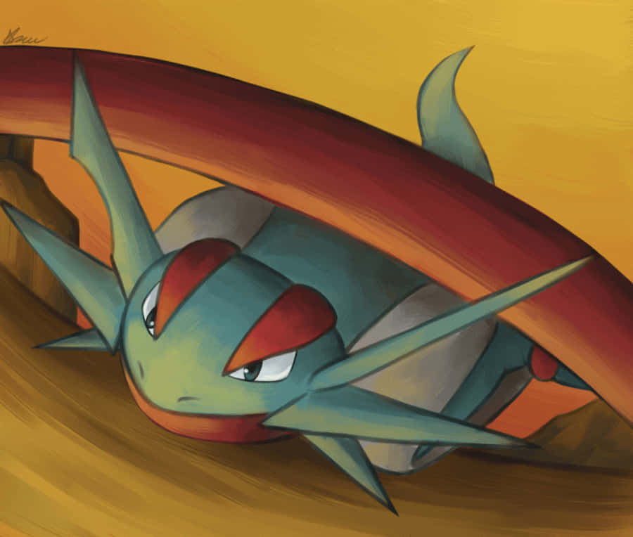 Salamence 桌布 壁紙 — 一隻兇猛的綠色和紅色寶可夢，帶有尖銳的刺和瞇起的眼睛，在溫暖的黃色和橙色背景下強烈地凝視著。