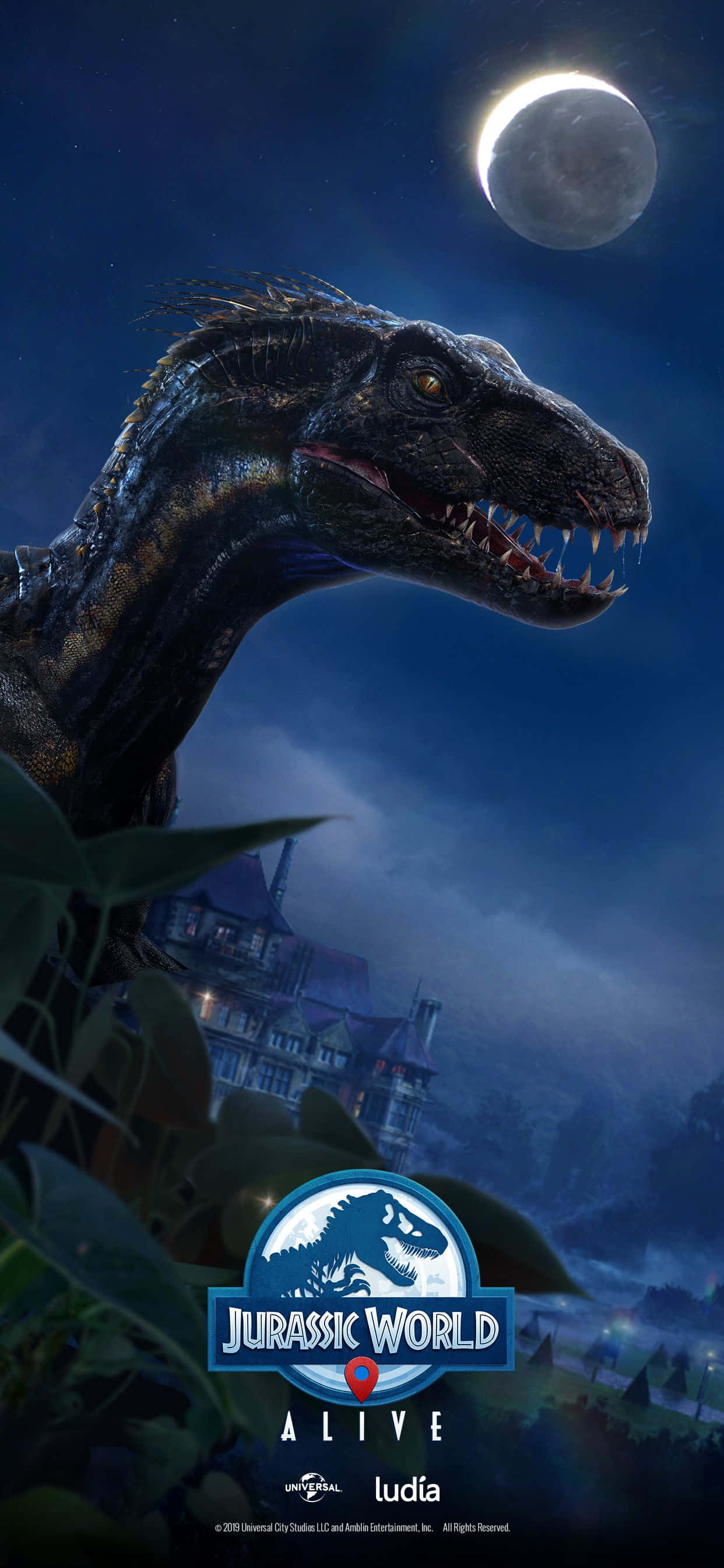 Jurassic World 桌布 壁紙 — 一隻兇猛的迅猛龍在彎月下向前凝視，背景迷霧中有一座發光的鬼屋。
