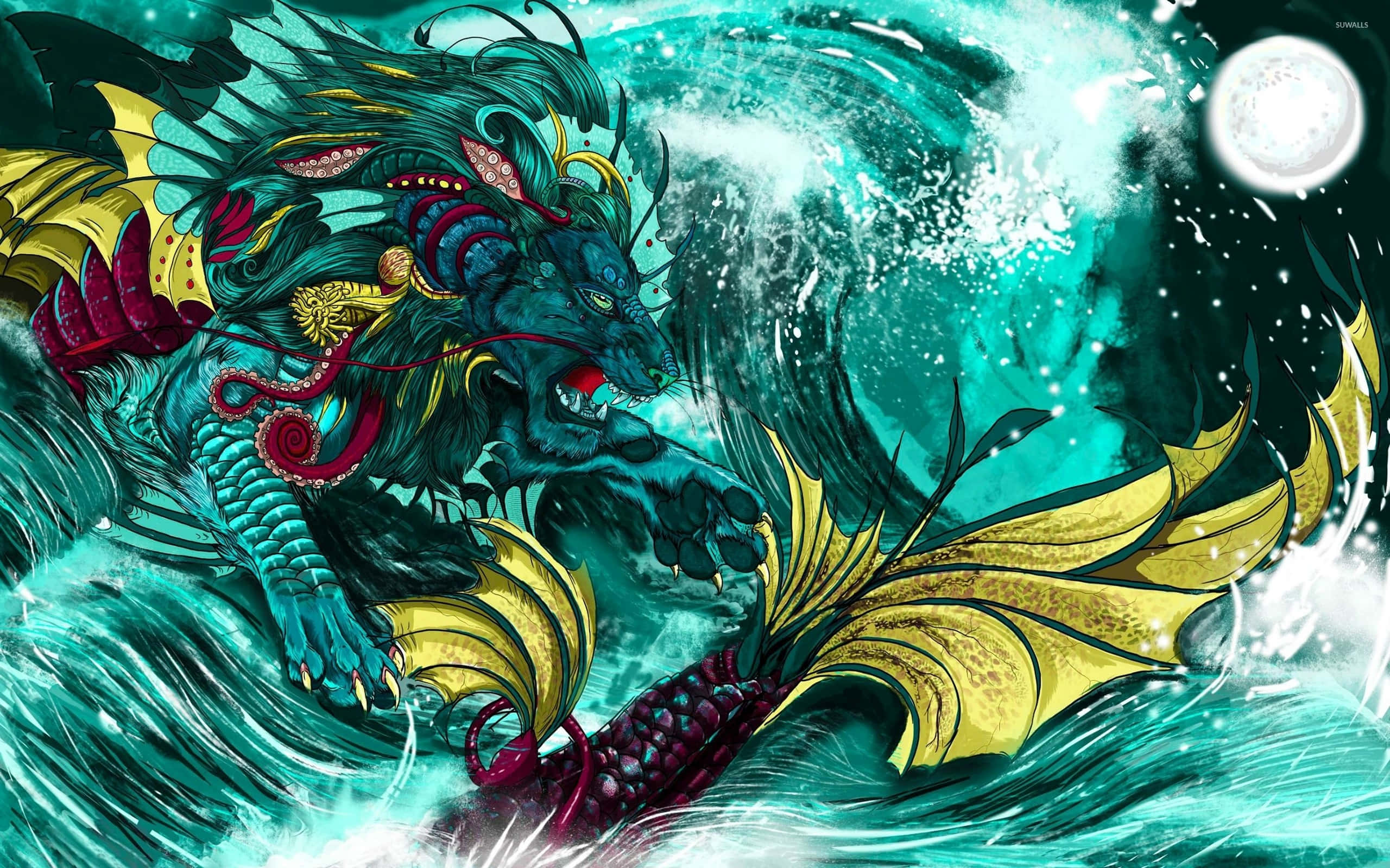 Myths 桌布 壁紙 — 一隻兇猛的青綠色和金色龍，帶有華麗的紅色點綴，在滿月下衝破洶湧的海浪戰鬥。