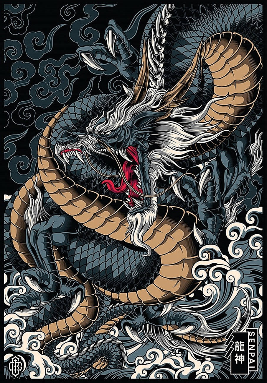 Japanese Dragon Tattoo 桌布 壁紙 — 一隻兇猛的風格化龍，擁有白色鬃毛和棕褐色鱗片，在黑暗背景中盤繞穿過漩渦狀的雲和波浪。