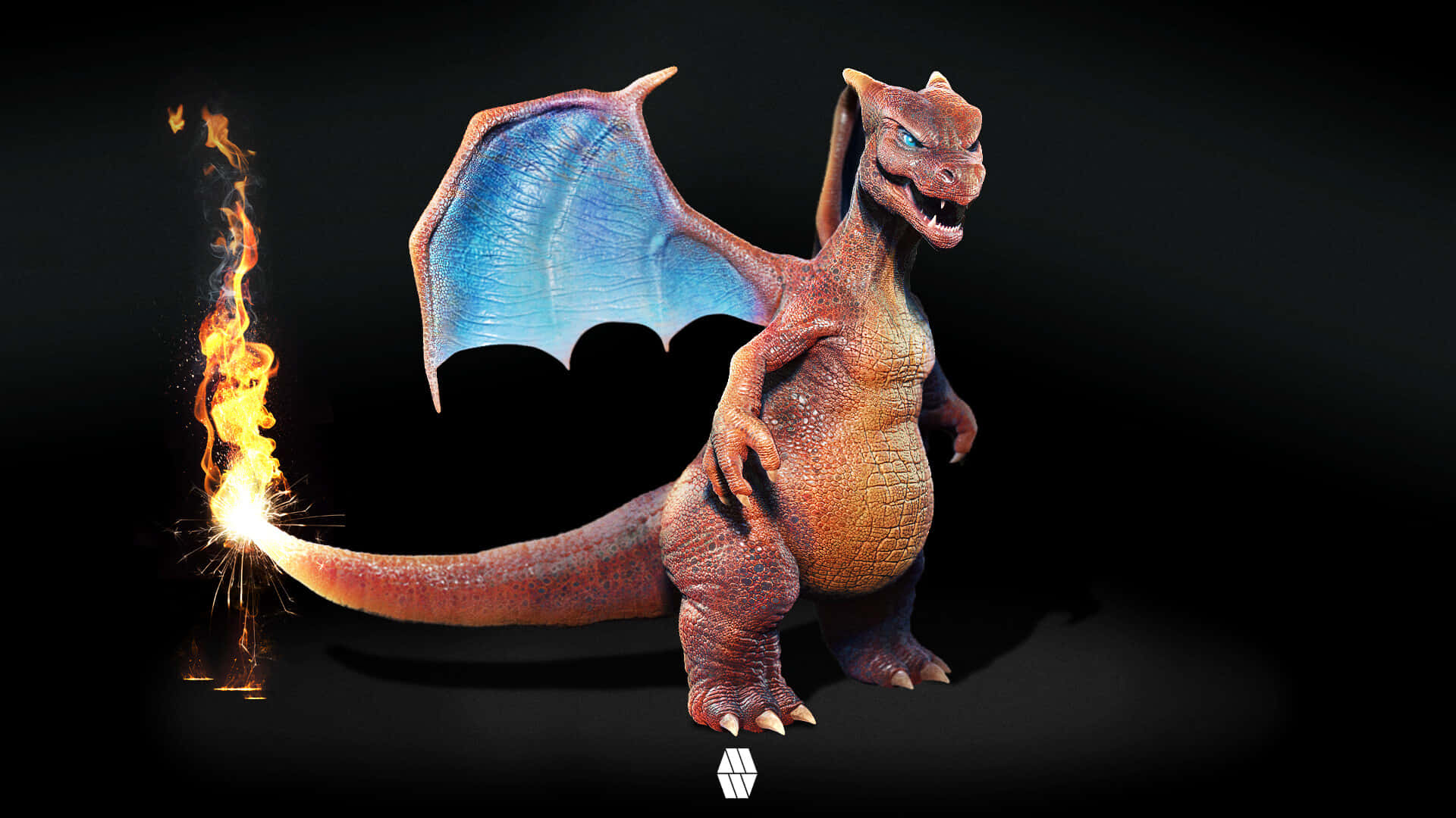 Charizard Pokemon 桌布 壁紙 — 一隻兇猛的龍，擁有藍色翅膀和火焰尾巴，站在黑暗背景前，發光的眼睛和鱗片以橙色和棕色細緻描繪。