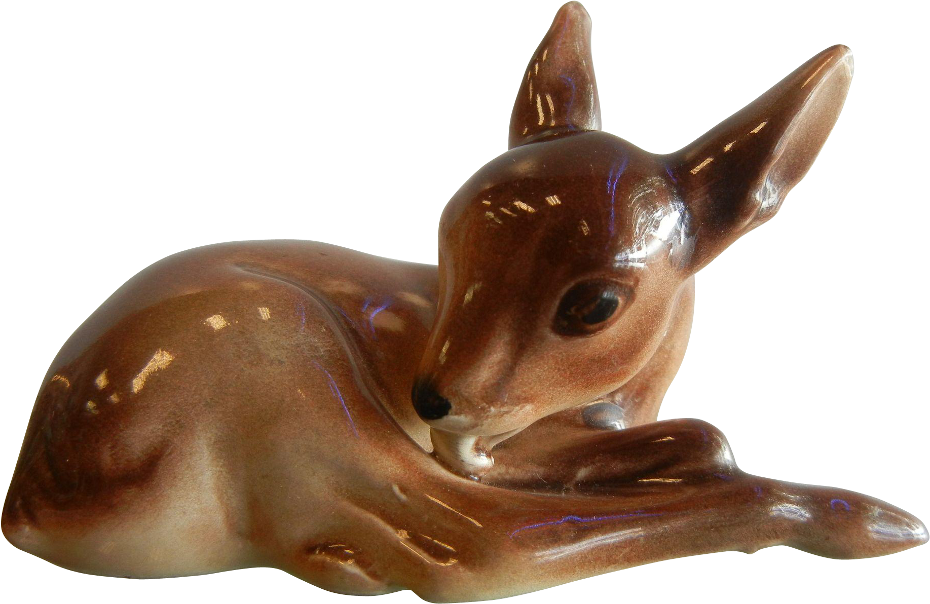 statue 桌布 壁紙 — 一隻光滑的陶瓷小鹿雕像靜靜地靠在純黑背景上，平滑的曲線捕捉柔和光線。