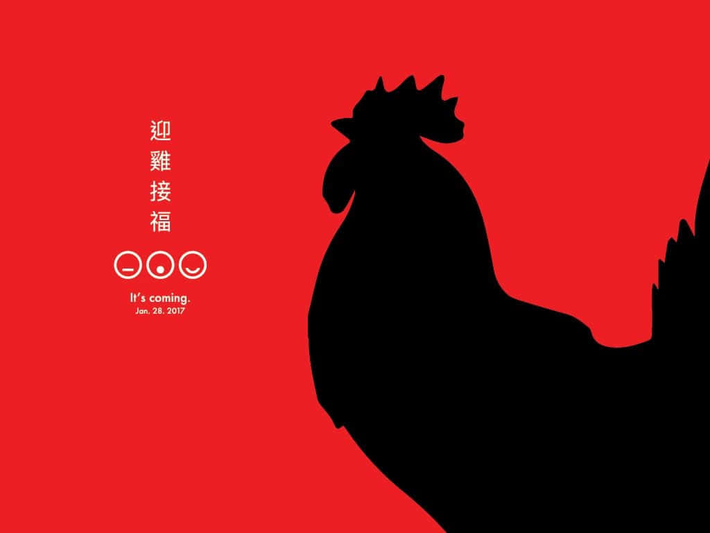 春節 桌布 壁紙 — 一隻公雞的大膽黑色剪影，站在帶有中文字元和日期文字的鮮紅色背景前。