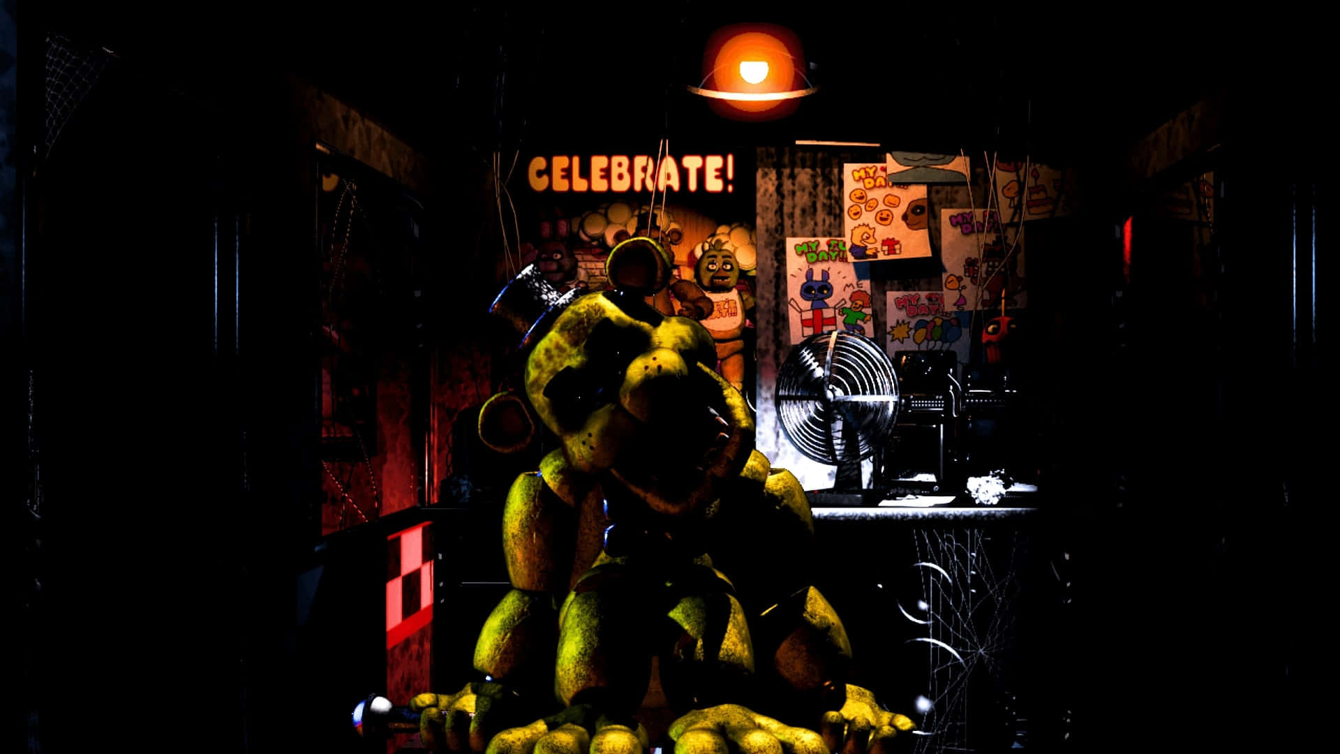 Golden Freddy 桌布 壁紙 — 一隻具有威脅性的黃色電子熊坐在燈光昏暗、雜亂的房間裡，背後有一個發光的「CELEBRATE!」標誌和風扇。