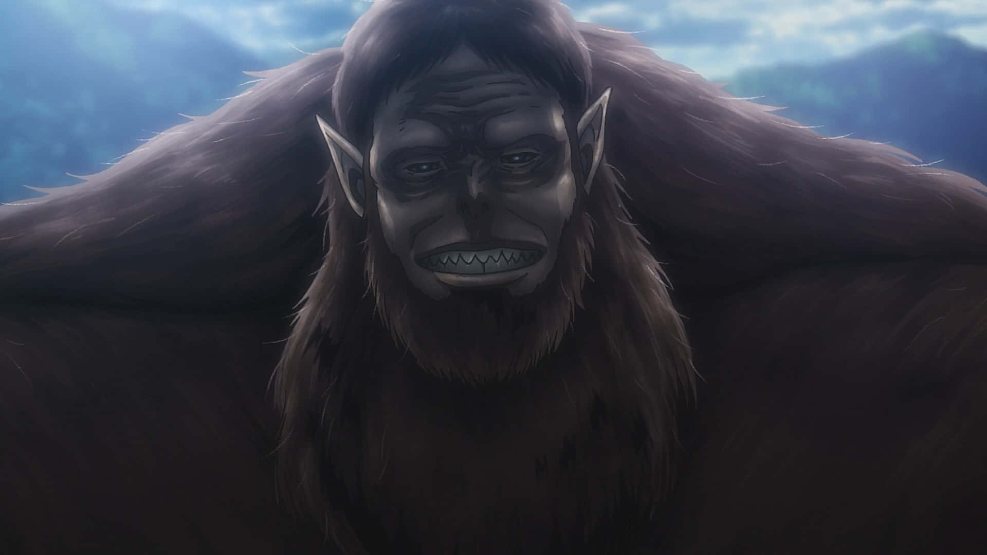 Beast Titan 桌布 壁紙 — 一隻具有鋒利牙齒和尖耳朵的威脅性巨猿，在霧氣繚繞的山景背景下凝視著。