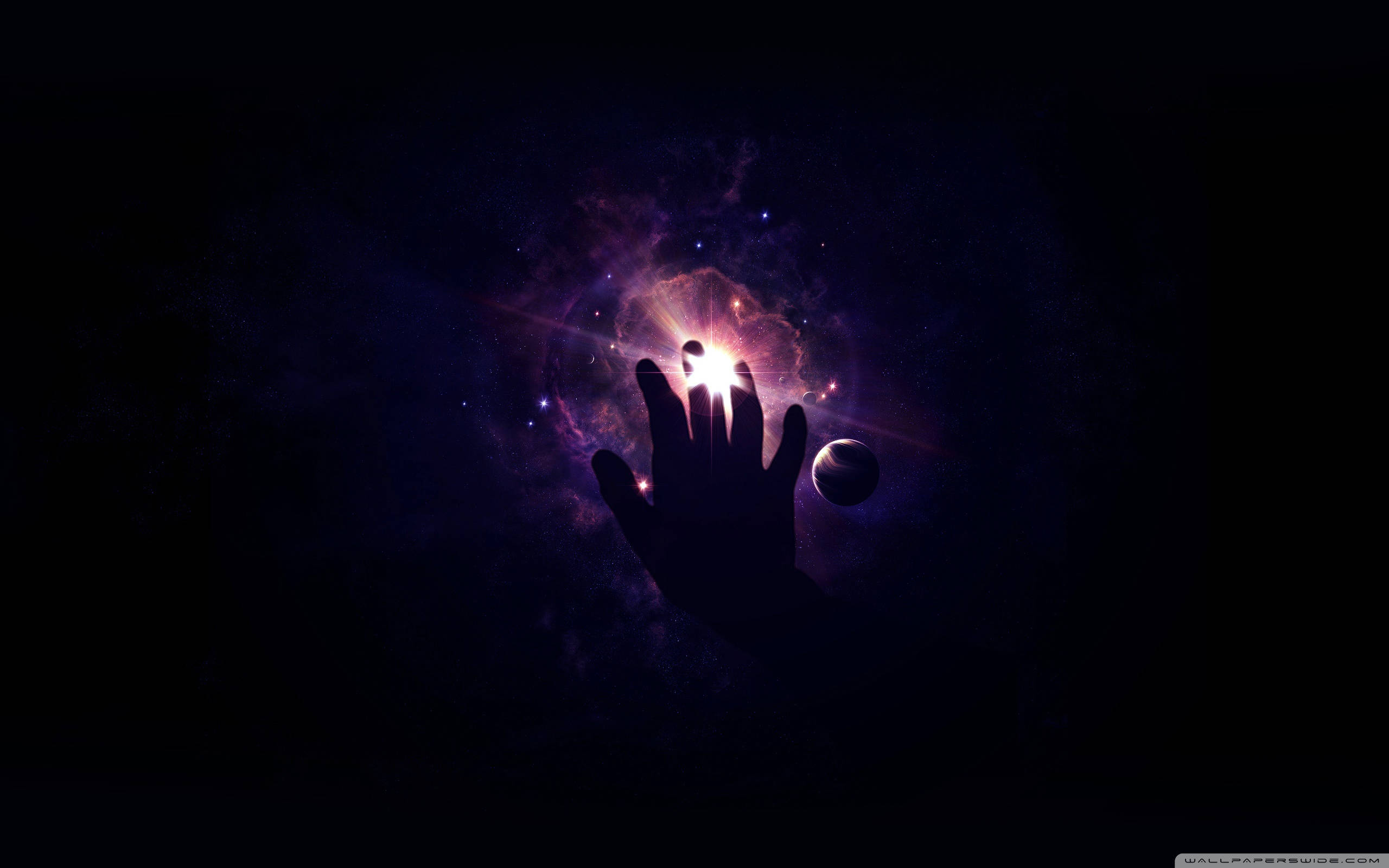 宇宙 桌布 壁紙 — 一隻剪影般的手伸向一個在繁星虛空中散發著紫色和粉紅色光芒的輻射宇宙星雲。
