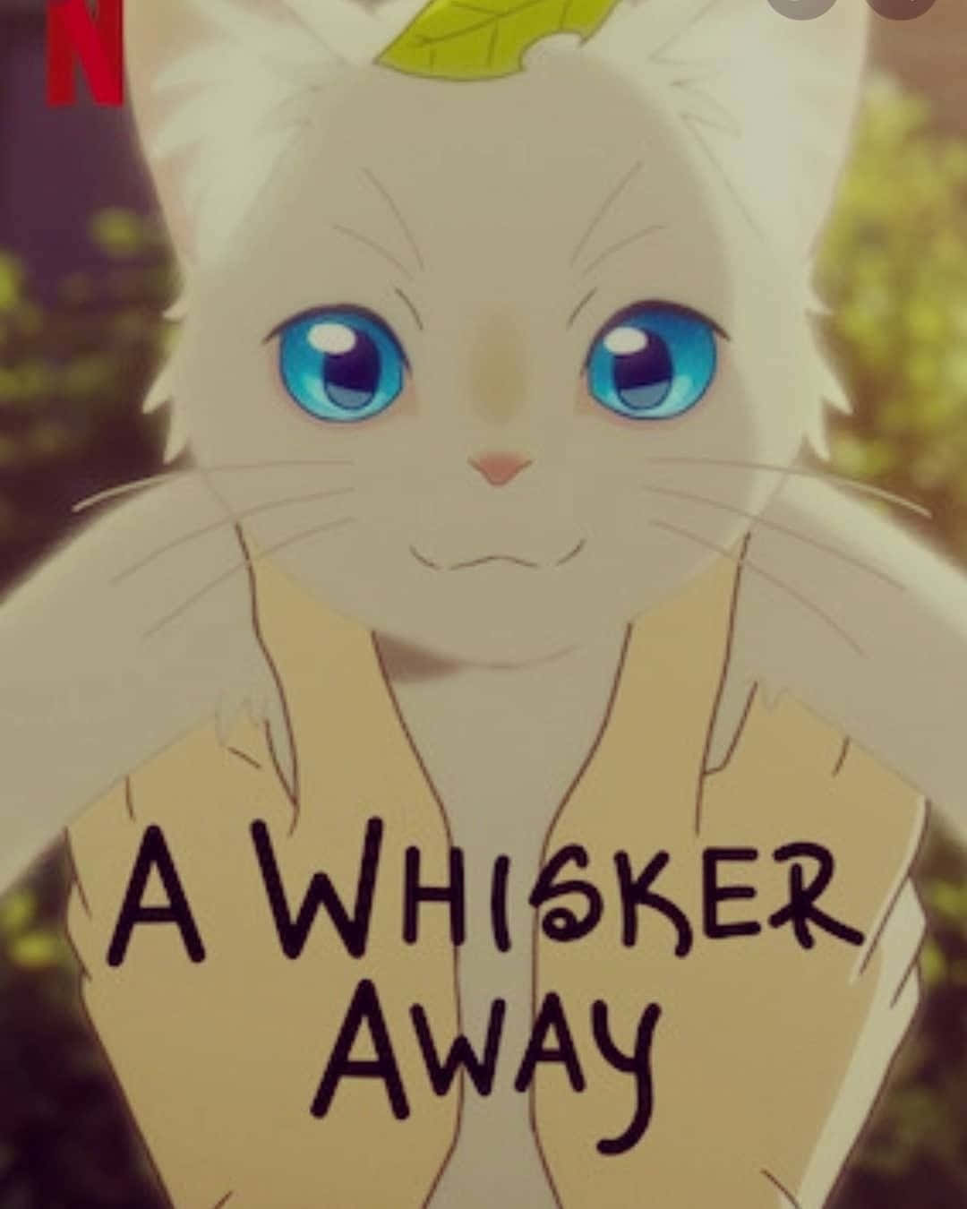 A Whisker Away 桌布 壁紙 — 一隻動漫貓咪的特寫，擁有明亮的藍色眼睛，頭上有片葉子，穿著一件印有「A WHISKER AWAY」字樣的背心。