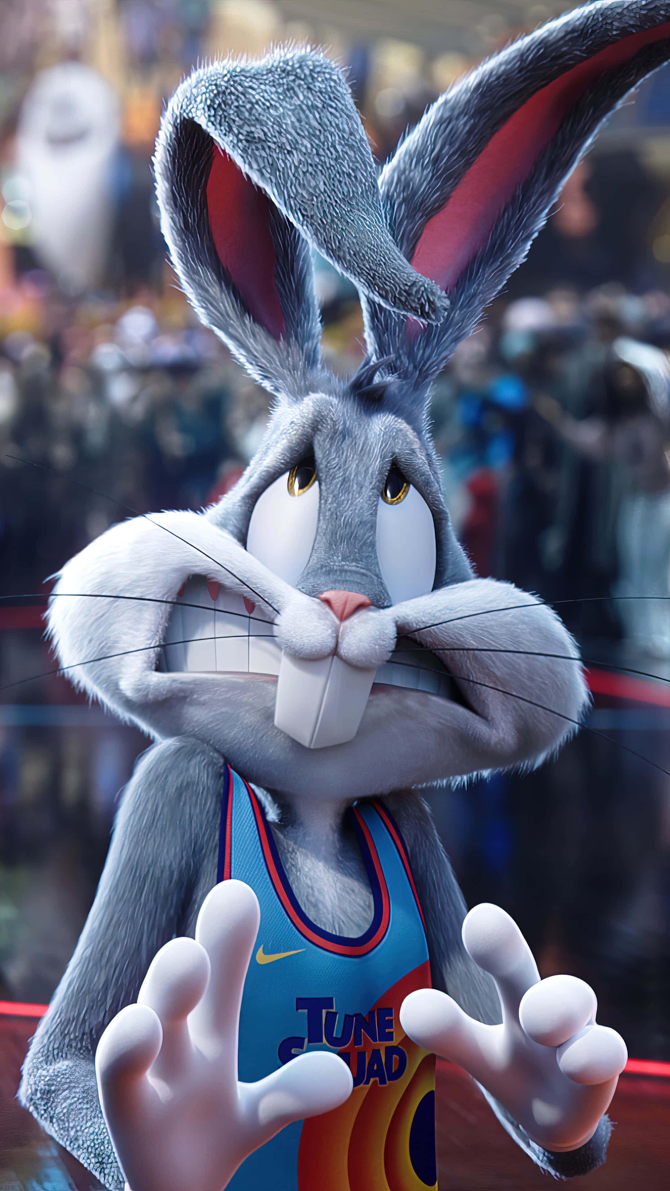 Bugs Bunny iPhone 桌布 壁紙 — 一隻動畫灰色兔子穿著藍色籃球球衣，在擠滿人的場館內伸出手做鬼臉。