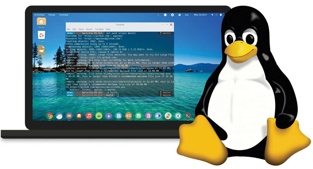 Linux 桌布 壁紙 — 一隻卡通企鵝吉祥物坐在一部顯示Linux終端機及git指令的筆記型電腦旁邊，背景是風景如畫的海洋。