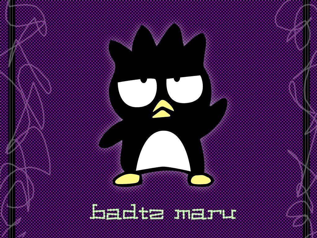 Badtz Maru 桌布 壁紙 — 一隻卡通企鵝帶著悶悶不樂的表情，站在帶有塗鴉邊框的紫色半色調背景前。