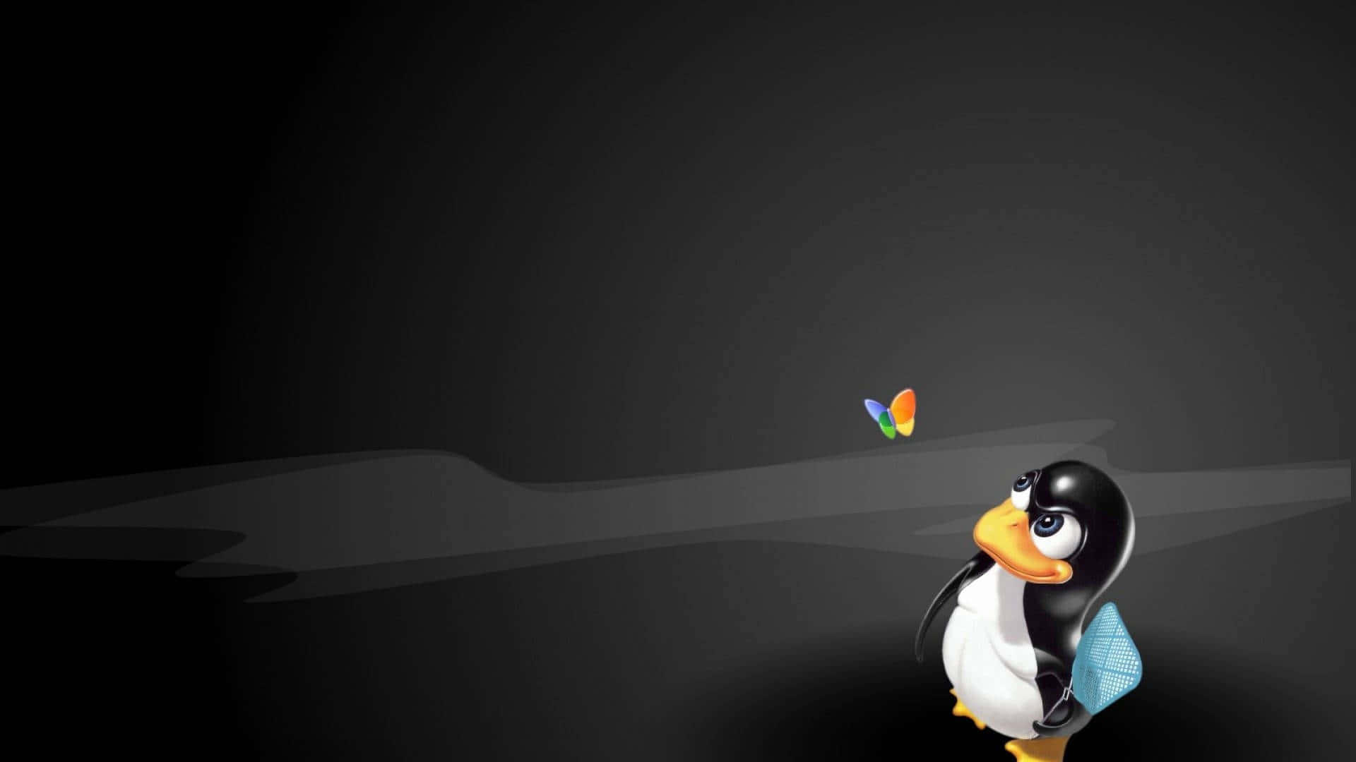 Linux 桌布 壁紙 — 一隻卡通企鵝拿著藍色網袋，在深色漸變背景上凝視著一隻色彩繽紛的蝴蝶。