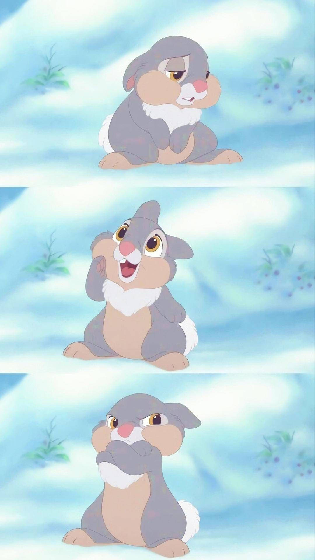 Thumper 桌布 壁紙 — 一隻卡通兔在柔和的藍色雲朵背景上，點綴稀疏的綠色植物，展示三種表情豐富的臉孔。