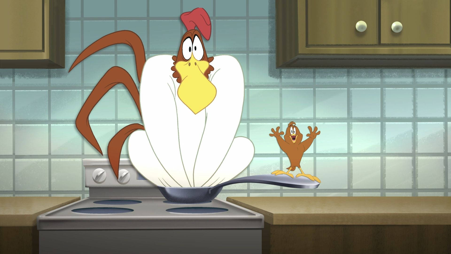 Foghorn Leghorn 桌布 壁紙 — 一隻卡通公雞從廚房爐灶上的煎鍋中跳出，旁邊一隻棕色小鳥興奮地歡呼。