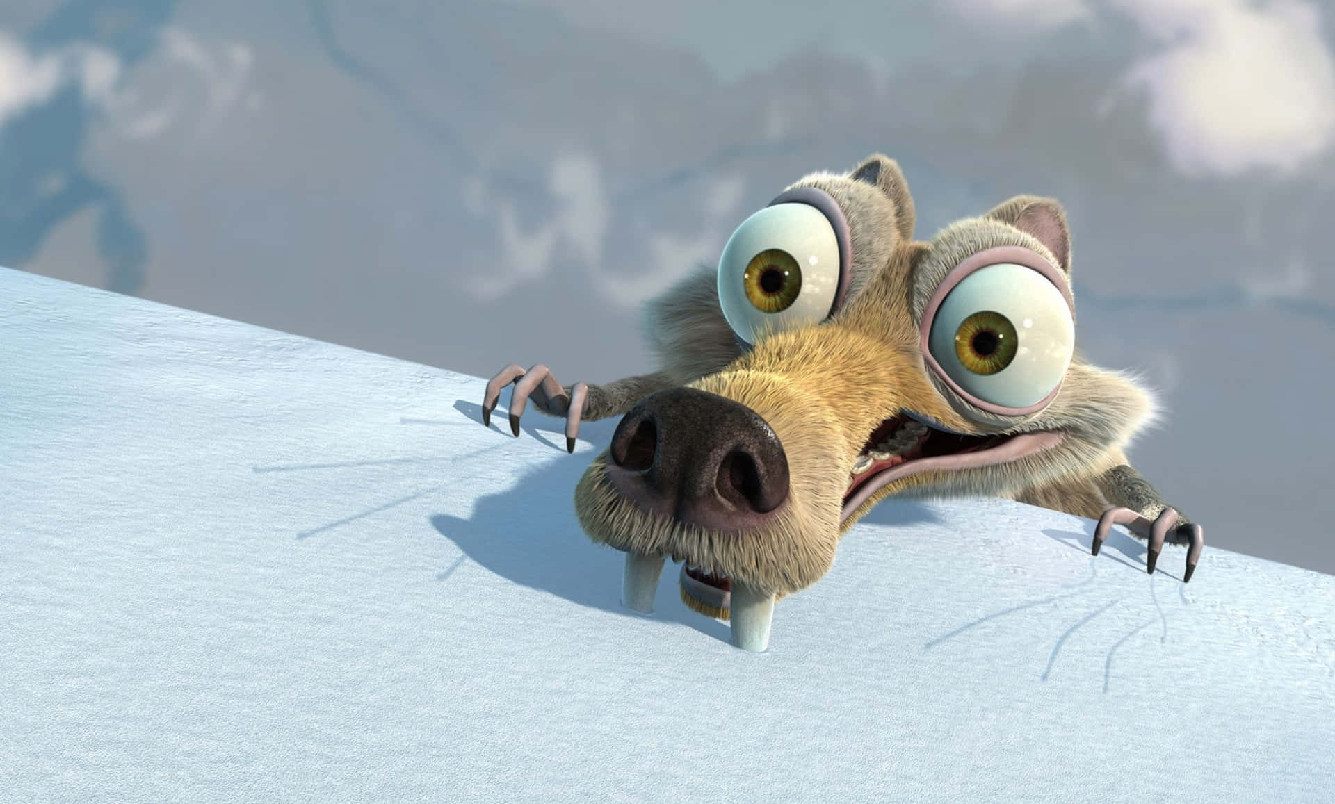 Ice Age 桌布 壁紙 — 一隻卡通劍齒虎睜著大眼睛，在冰雪景觀中從雪崖邊緣窺視。