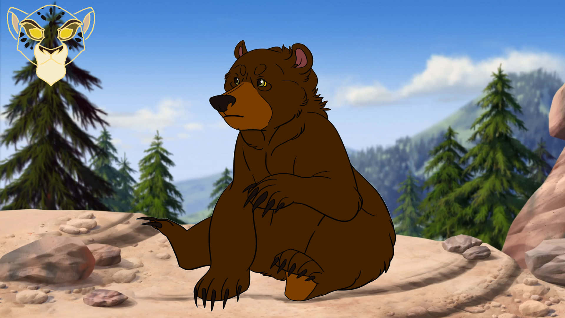 Brown Bears 桌布 壁紙 — 一隻卡通棕熊坐在岩石山坡上，背景是森林覆蓋的山地景觀，藍天白雲。