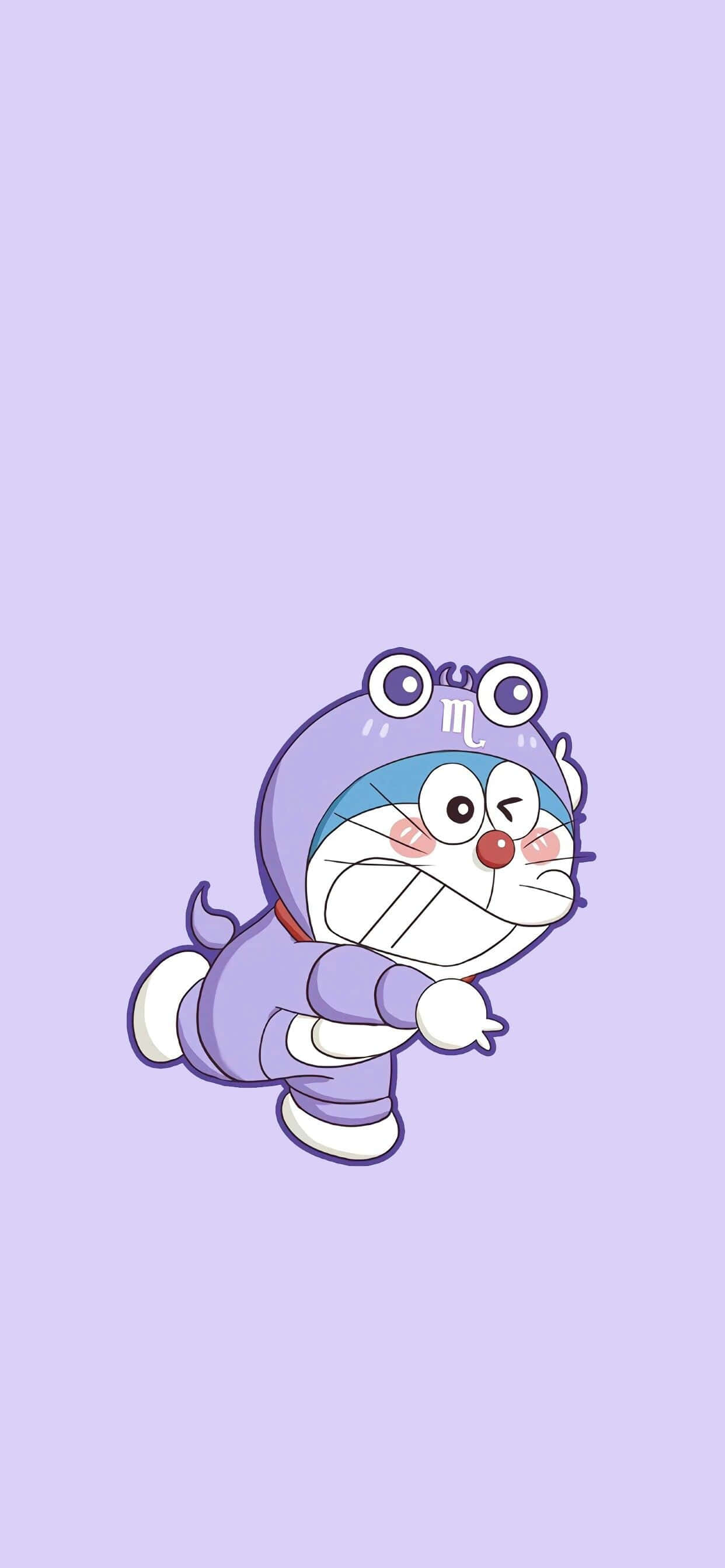 Doraemon 桌布 壁紙 — 一隻卡通機器貓穿著紫色青蛙服裝，睜大眼睛，表情堅定，背景為純薰衣草色。