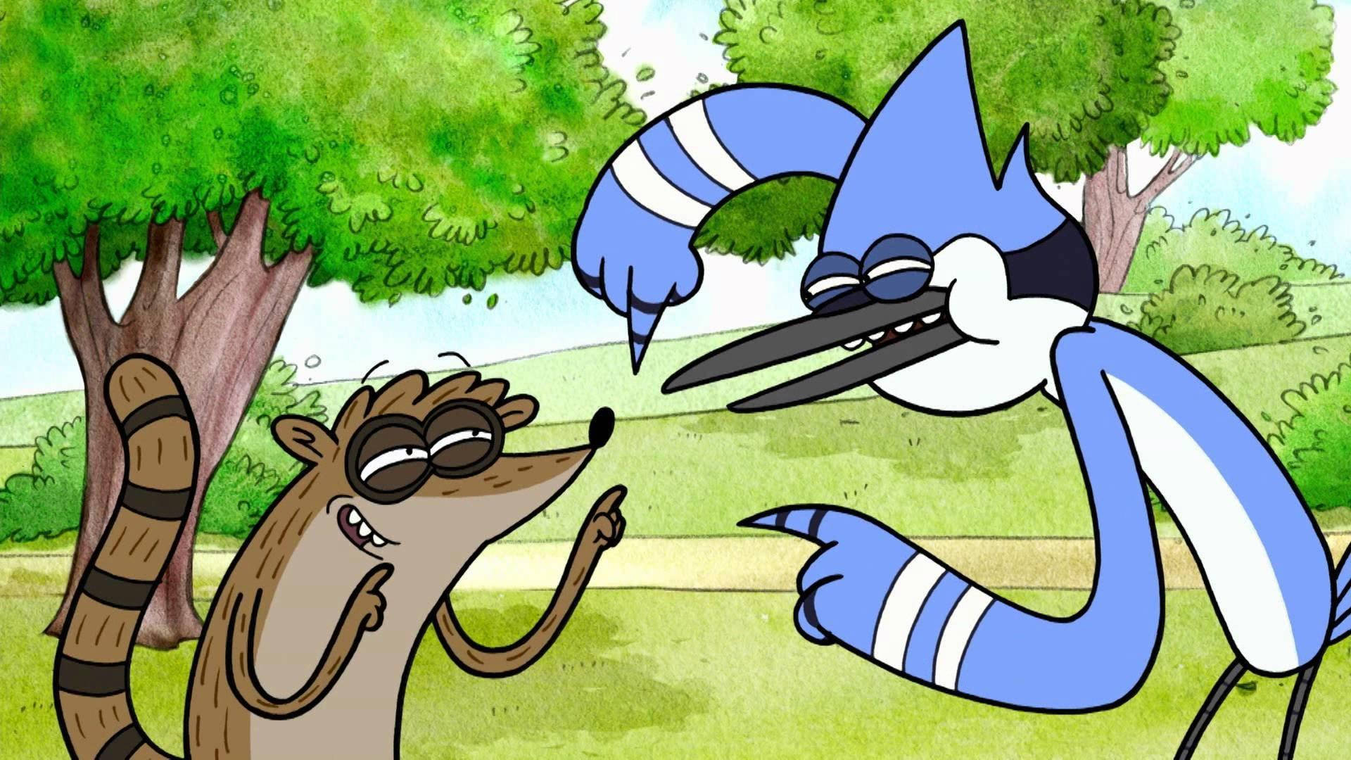 mordecai and rigby 桌布 壁紙 — 一隻卡通浣熊和戴太陽眼鏡的藍松鴉在綠樹下的草地上爭論。