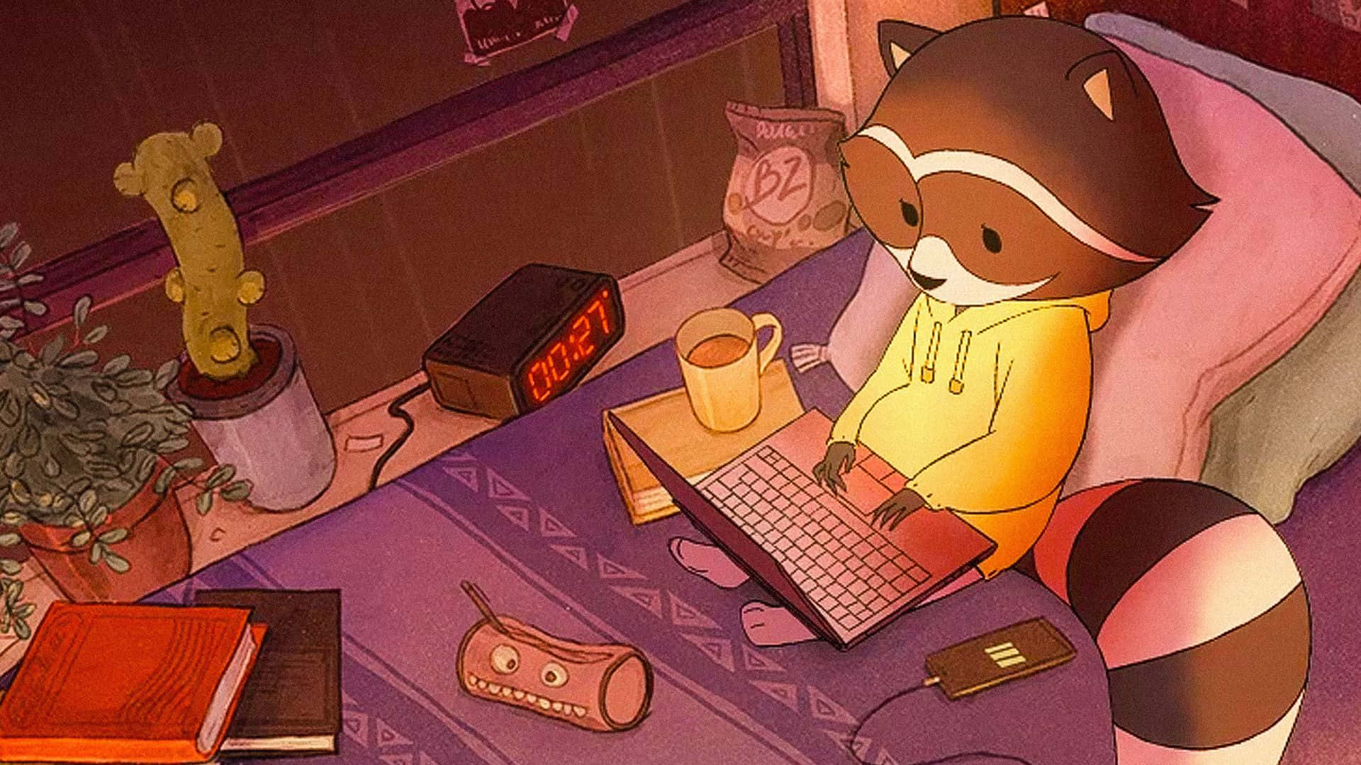 lofi 桌布 壁紙 — 一隻卡通浣熊穿著黃色連帽衫坐在紫色床上使用筆記型電腦，附近有杯子和鬧鐘。