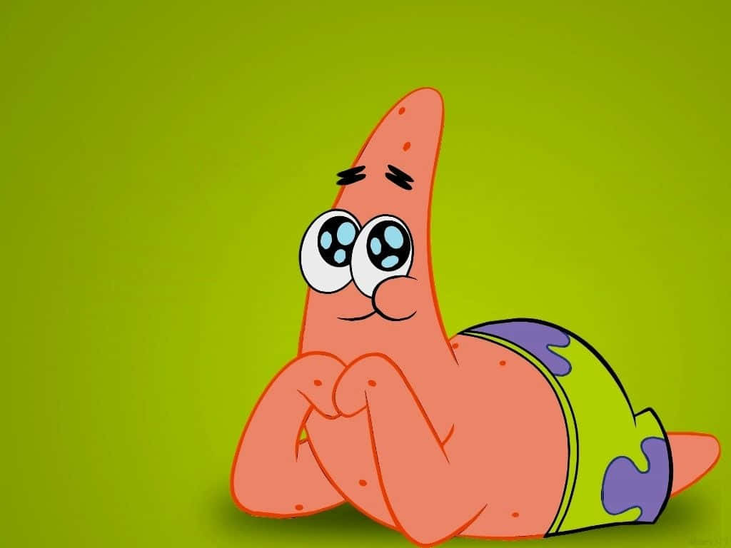 Funny Patrick 桌布 壁紙 — 一隻卡通海星，有大眼睛和得意的笑容，靠在純綠色背景上。