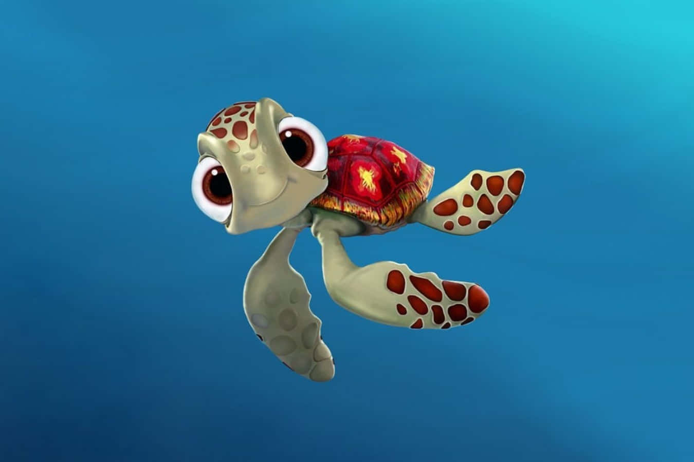 Funny Turtle 桌布 壁紙 — 一隻卡通海龜，帶有紅色圖案的外殼，在清澈的藍色海水中游泳。
