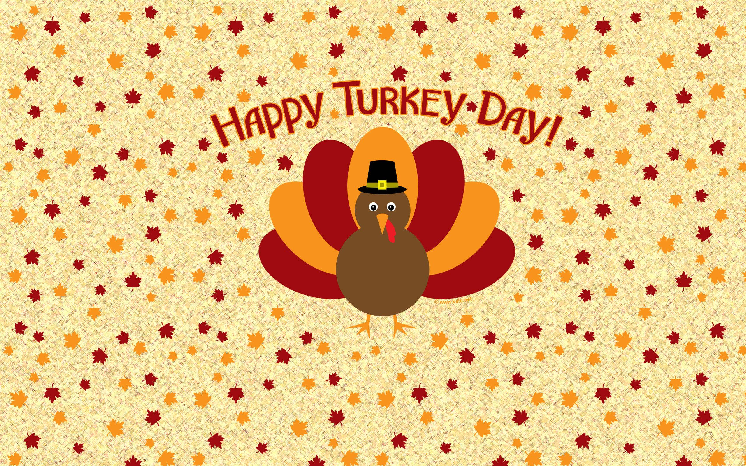 Happy Thanksgiving 桌布 壁紙 — 一隻卡通火雞戴著朝聖者帽，站在飄落的秋葉中，並帶有「Happy Turkey Day!」文字。