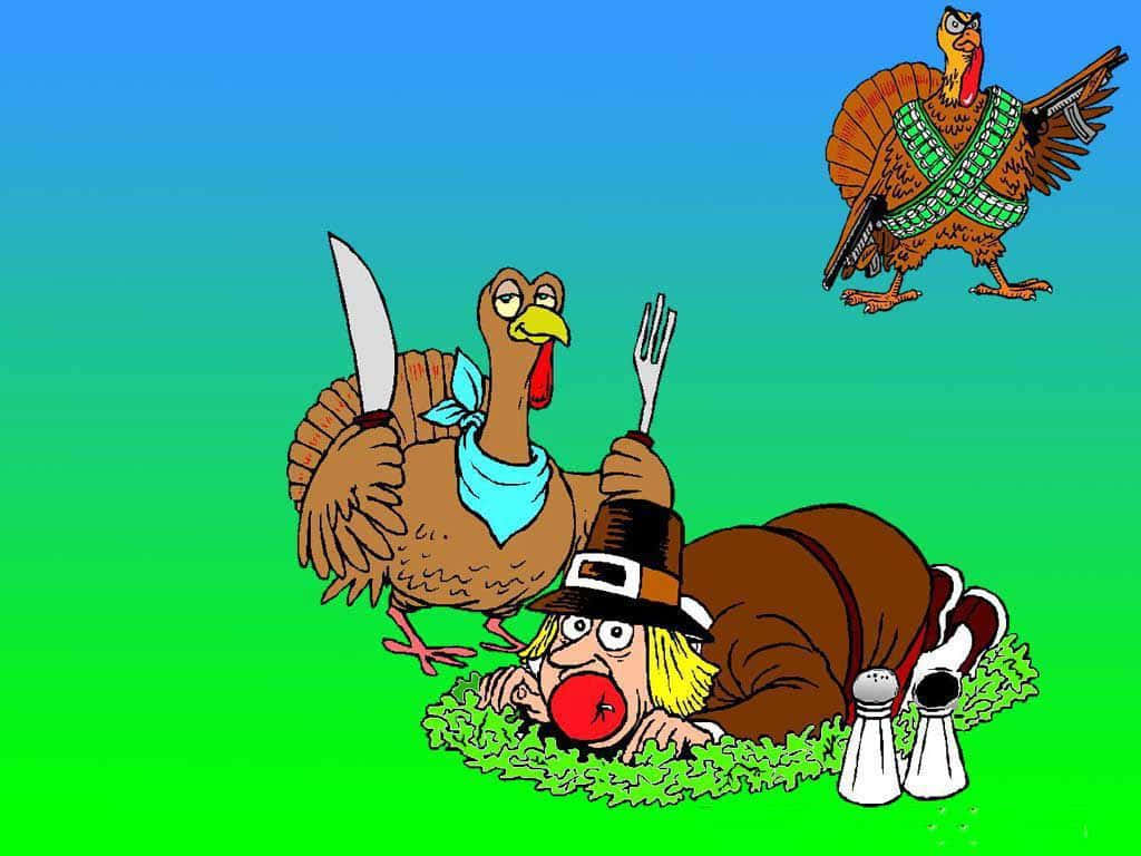 Thanksgiving 桌布 壁紙 — 一隻卡通火雞拿著刀叉對著一個戴著朝聖者帽子、嘴裡含著蘋果的男人，而另一隻火雞拿著步槍飛在上方。